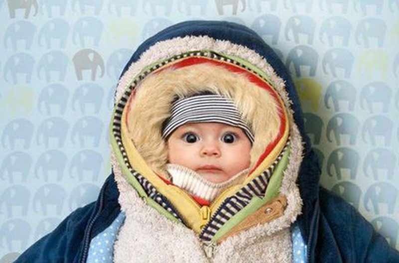 Cha mẹ cần mặc quần áo đủ ấm cho trẻ