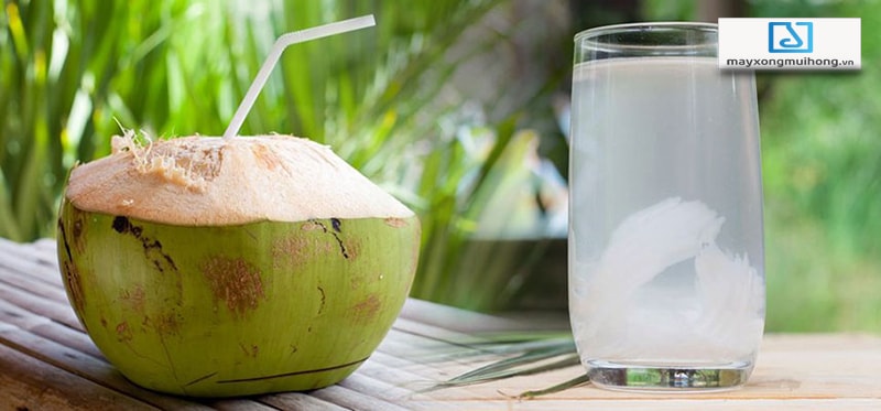 Nước dừa giảm thiểu tình trạng mất nước cho bạn. (Ảnh:Internet).