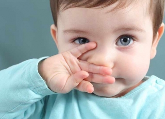 Mẹo chữa nghẹt mũi cho trẻ không dùng thuốc