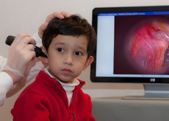 Viêm tai giữa ở trẻ em có những biểu hiện dấu hiệu ra sao ? cách trị như thế nào